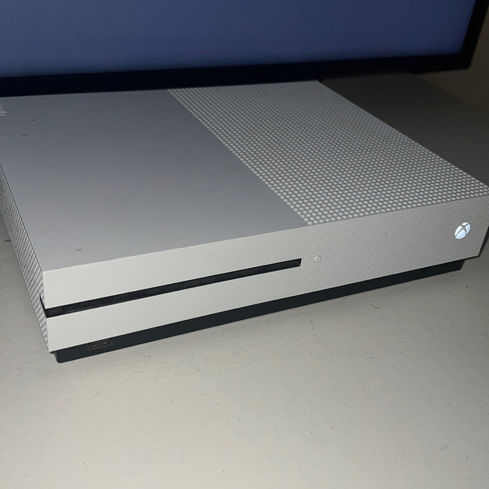 XBOX ONE S 3 GAMES- 2 CONTROLLERS -CHARGER STAND-BEATS HEADPHONES(will sell w/o)